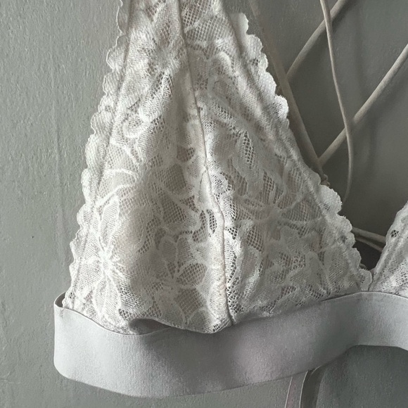 Victoria’s Secret PINK Cream Lace Strappy Back Bra Size Large - Picture 2 of 7